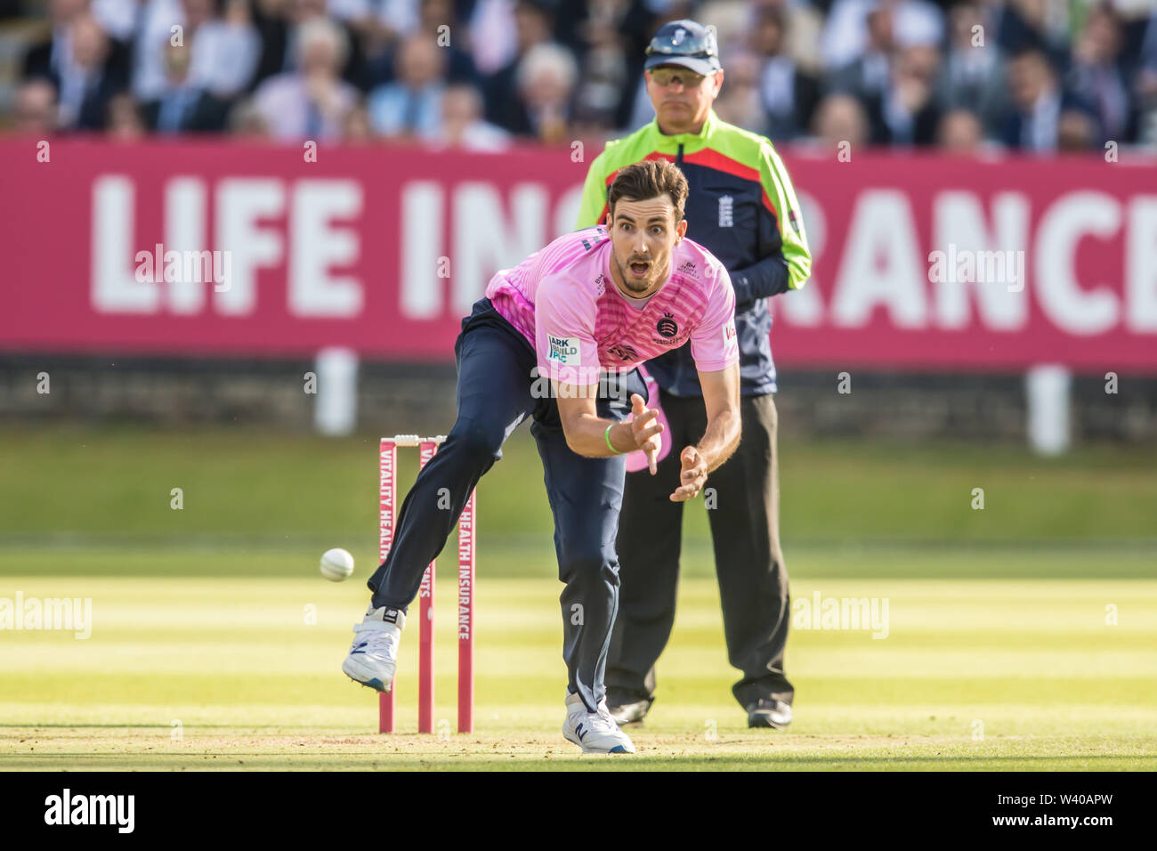 London, Großbritannien. 18. Juli, 2019. Steve Finn Bowling für Middlesex gegen Essex Adler in die Vitalität Blast T20 Cricket Match an den Lords. David Rowe/Alamy leben Nachrichten Stockfoto