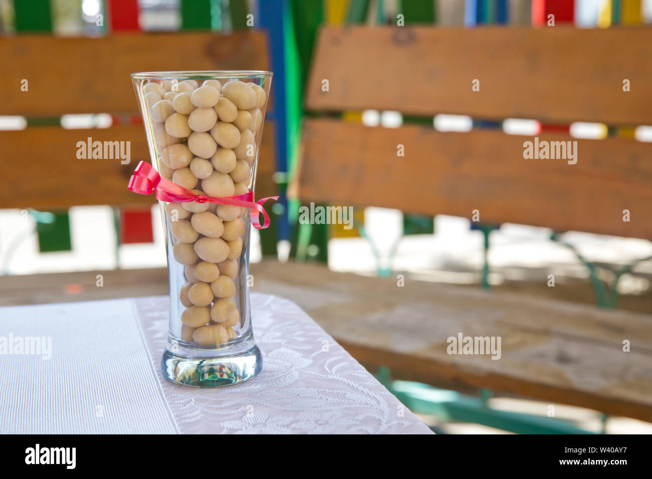 Weiße Schokolade Kugeln mit Mandel- Herzen. im Glas. In einer Runde weiße Schokolade Glas Stockfoto