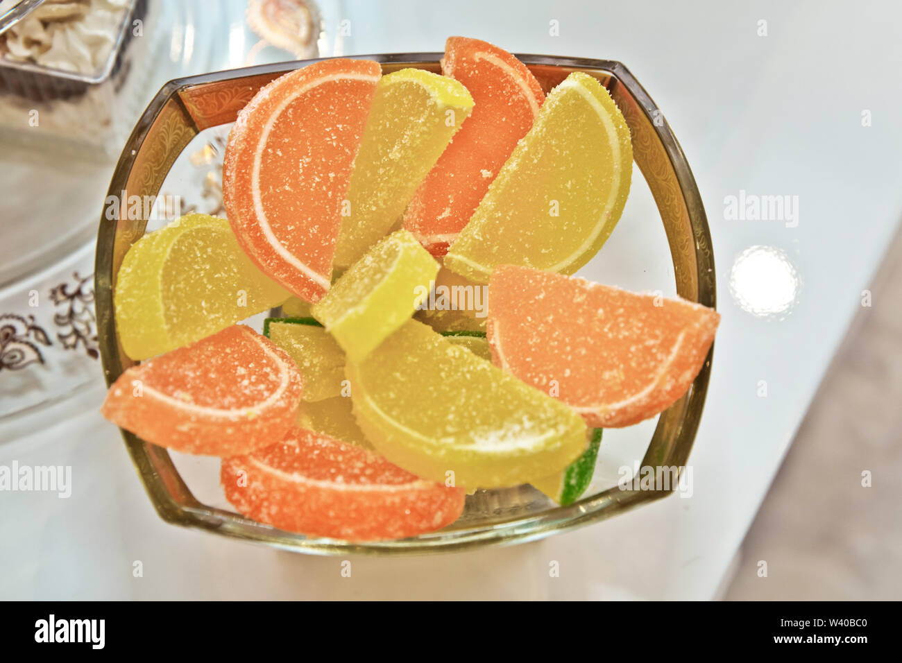 Makro Foto essen Dessert jelly Süßigkeiten. Textur Hintergrund Grütze Bonbons Bonbons. Bild von Obst marmelade Süßigkeit. Orange und Gelb Marmelade ist l Stockfoto