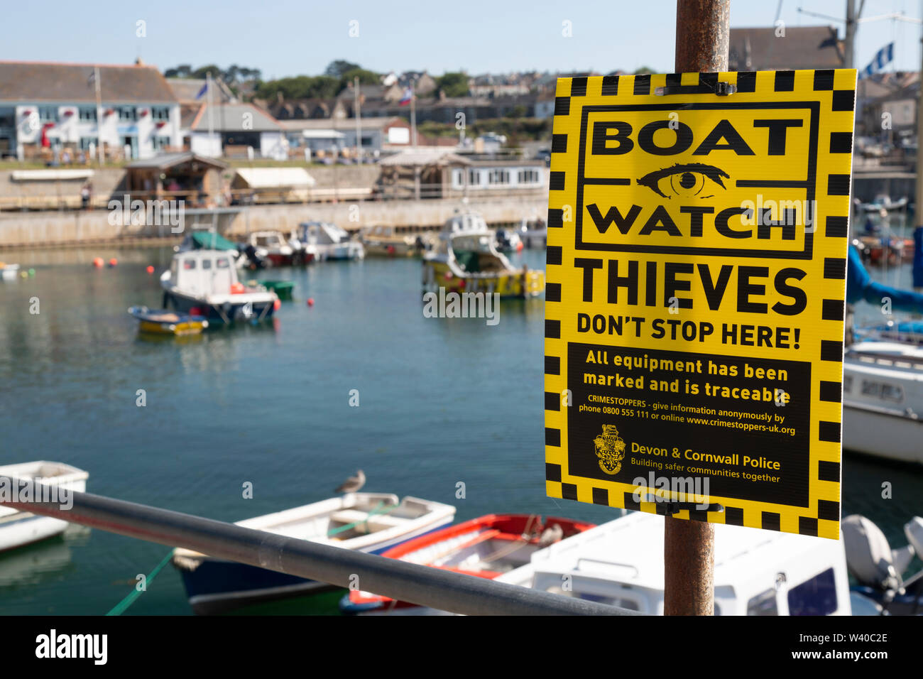 Ein Schild, auf dem Boot beobachten. Die Diebe nicht stoppen hier, in der Küstenstadt Harbour Village von Camborne, Cornwall, England. Stockfoto