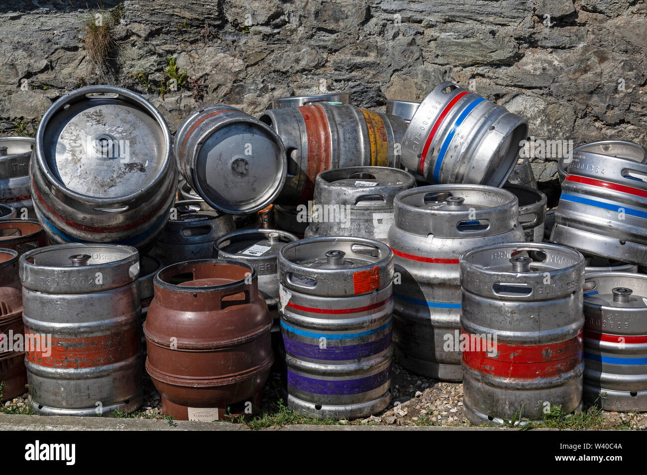 Leere Bierfässer in dem kleinen Hafenort Camborne, Cornwall, England. Stockfoto