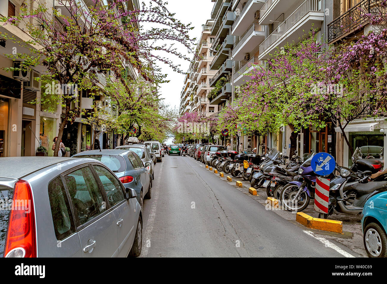 Griechenland. Thessaloniki. Straße mit parkenden Autos und Motorräder Stockfoto