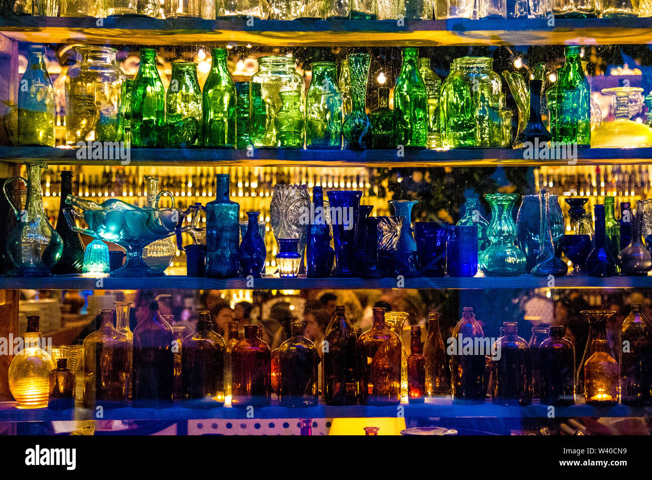 Bunte Flaschen und Gläser, Außen / Innen der sizilianischen Restaurant Circolo Popolare Restaurant, London, UK Stockfoto
