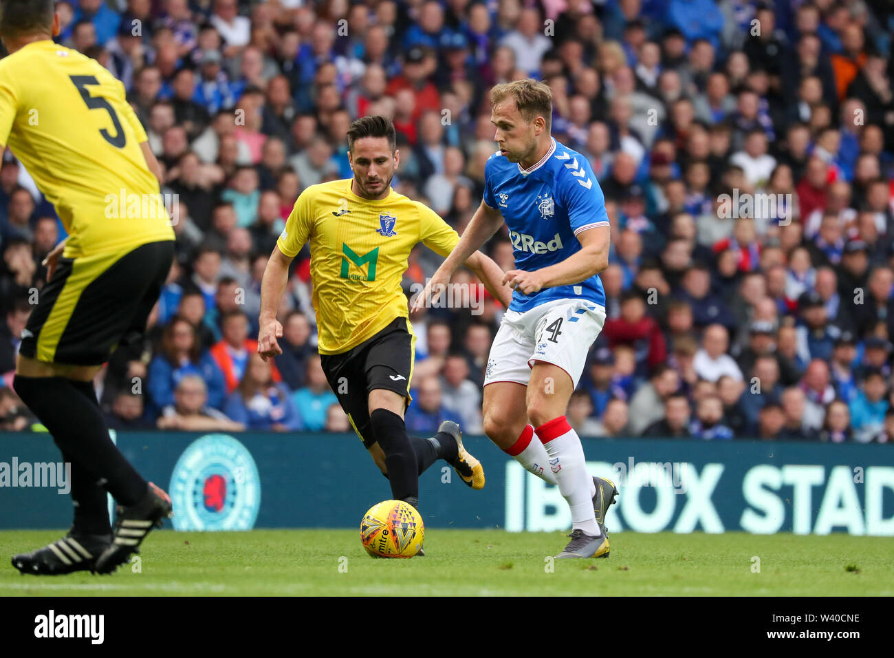 Glasgow, Schottland, Großbritannien. 18 Juli, 2019. Auf das Rückspiel in Ibrox Fußballstadion, Glasgow Rangers schlagen St Joseph's FC von Gibraltar 6 - 0 in der UEFA Europa League Qualifikation 1, zweites Bein. Alfredo Morelos zählte einen Hattrick, Jermain Defoe zählte 2 und Joe Aribo zählte 1. Credit: Findlay/Alamy leben Nachrichten Stockfoto