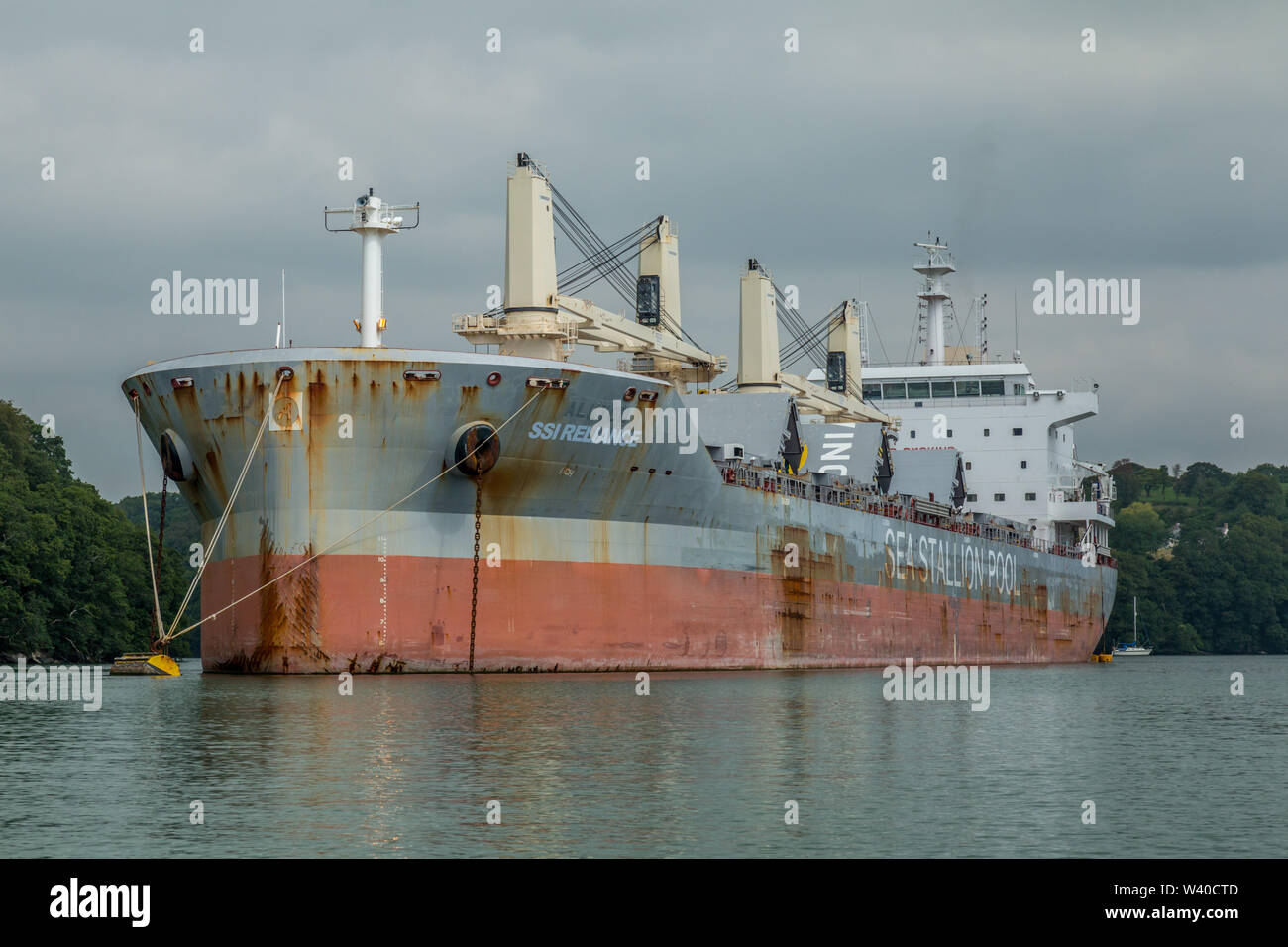 Die SSI-Abhängigkeit, ein bulk Cargo Carrier der Marshall Inseln registriert, in der Mündung des Fall River in Cornwall, England verankert. Stockfoto