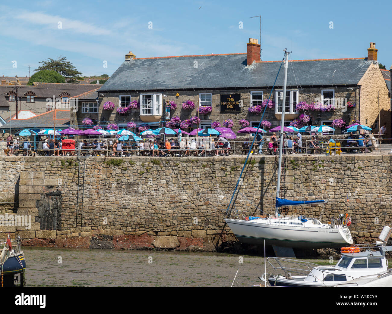 Blick in Richtung Hafen Inn Pub in der Küstenstadt Harbour Village von Camborne, Cornwall, England. Stockfoto