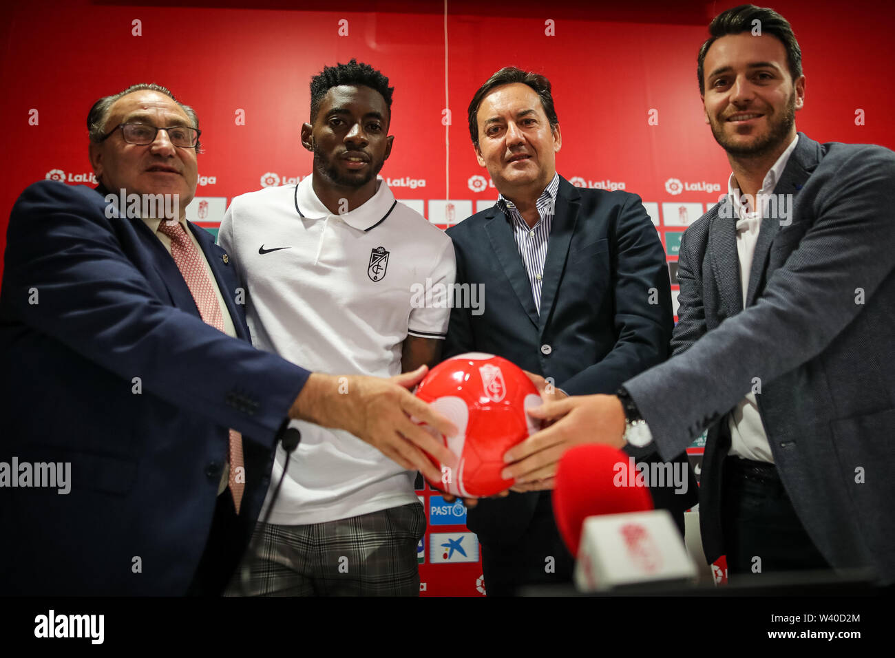 Manager von Granada CF-Team (von links nach rechts) Pepe Macanas, Yan Eteki, das neue Team Player, Antonio Fernandez Monterrubio und fran Sanchez sind während der Präsentation gesehen. Stockfoto