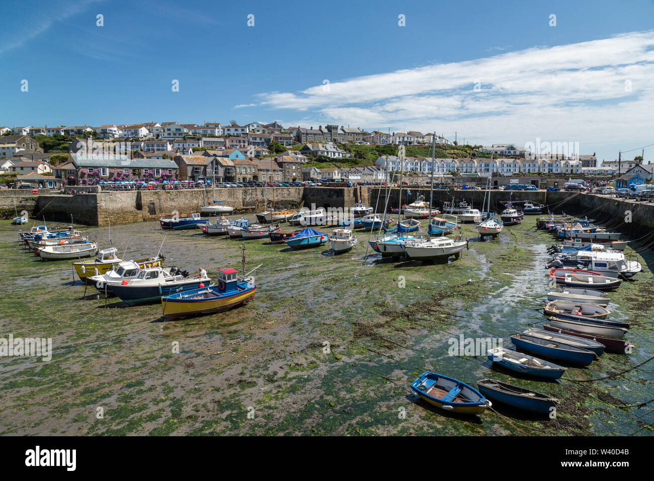Das seaside Harbour Village von Camborne, Cornwall, England. Der Hafen voller kleiner Boote bei Ebbe. Stockfoto