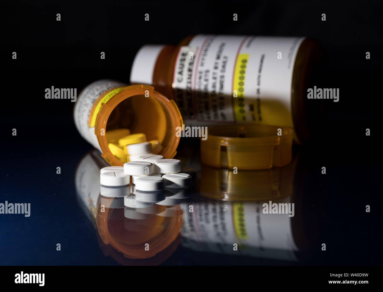 Makro von oxycodone opioid Tabletten mit verschreibungspflichtigen Flaschen gegen den dunklen Hintergrund Stockfoto