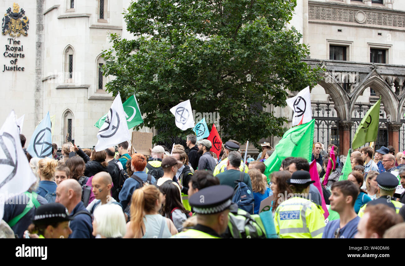 London, Großbritannien. 15. Juli 2019. Aussterben Rebellion Aktivisten auf Protest des Climate Action Group vor dem königlichen Gerichten auf dem Strand, London. Credit: Joe Kuis/Alamy Nachrichten Stockfoto