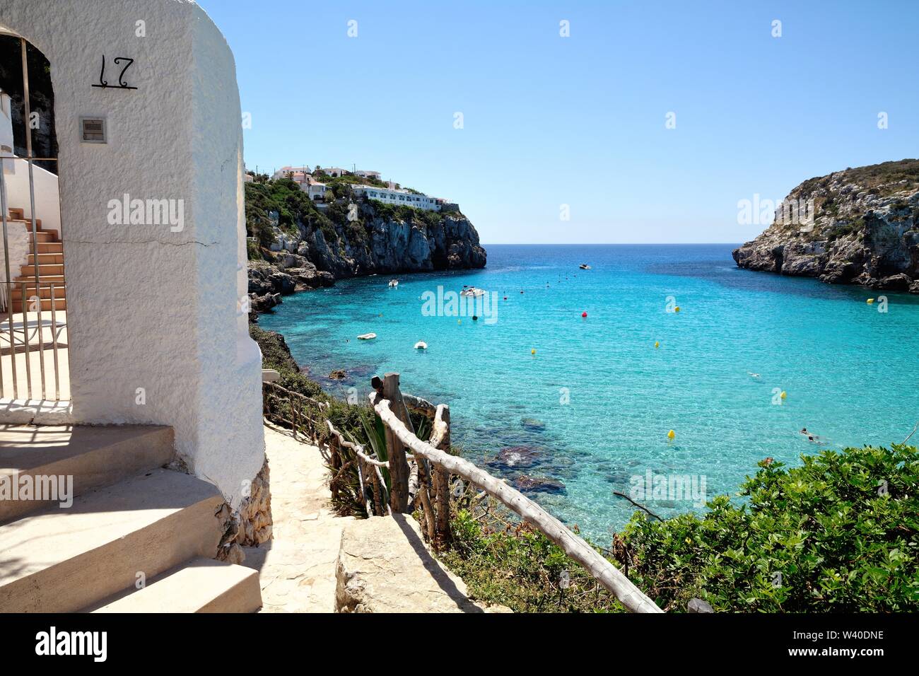Die Bucht von Cala en Porter an einem heissen Sommertag, Menorca Balearen Spanien Europa Stockfoto