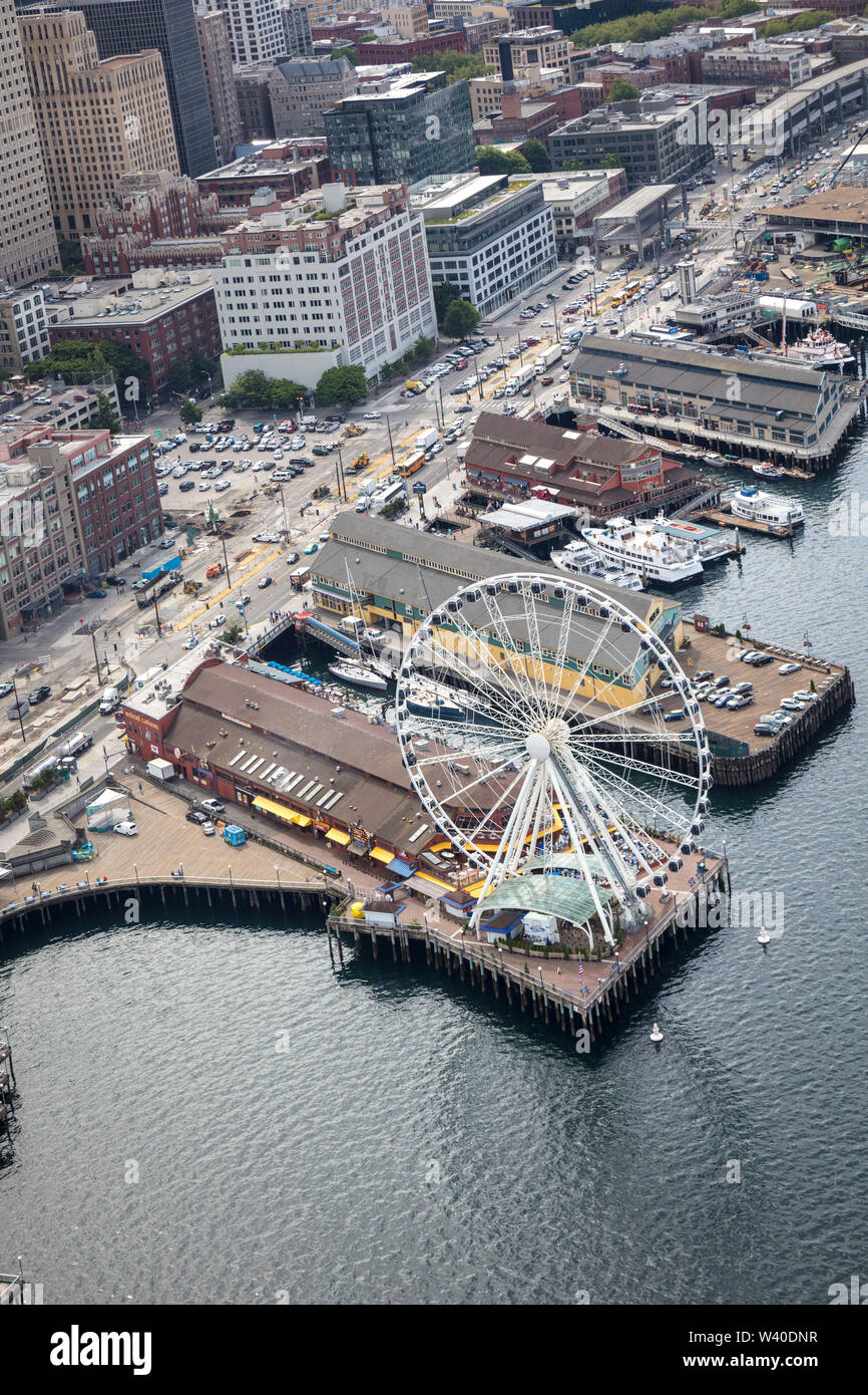 Luftaufnahme des Seattle Great Wheel, ein Riesenrad am Pier 57 an der Elliott Bay in Seattle, Washington. Stockfoto