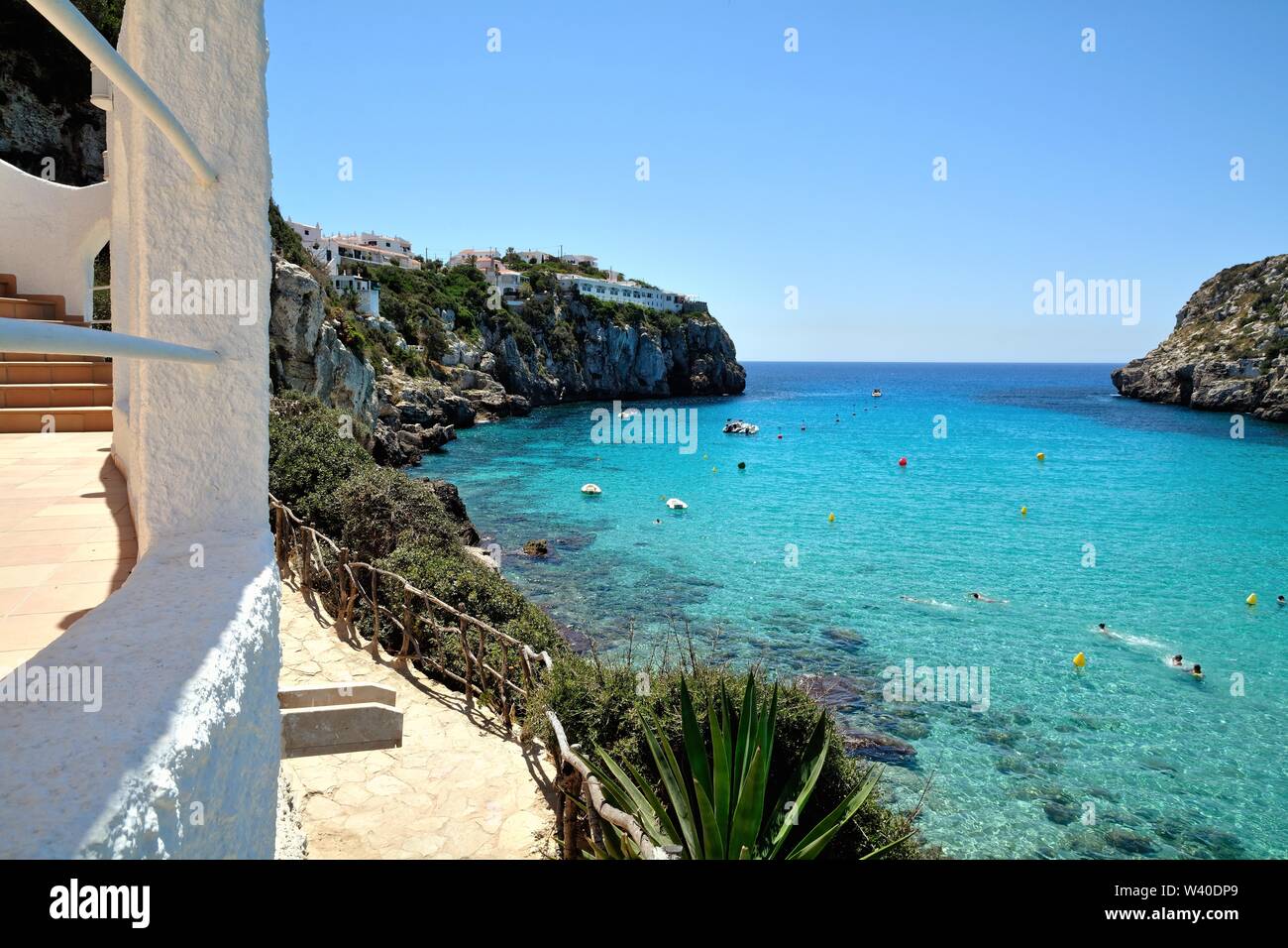 Die Bucht von Cala en Porter an einem heissen Sommertag, Menorca Balearen Spanien Europa Stockfoto