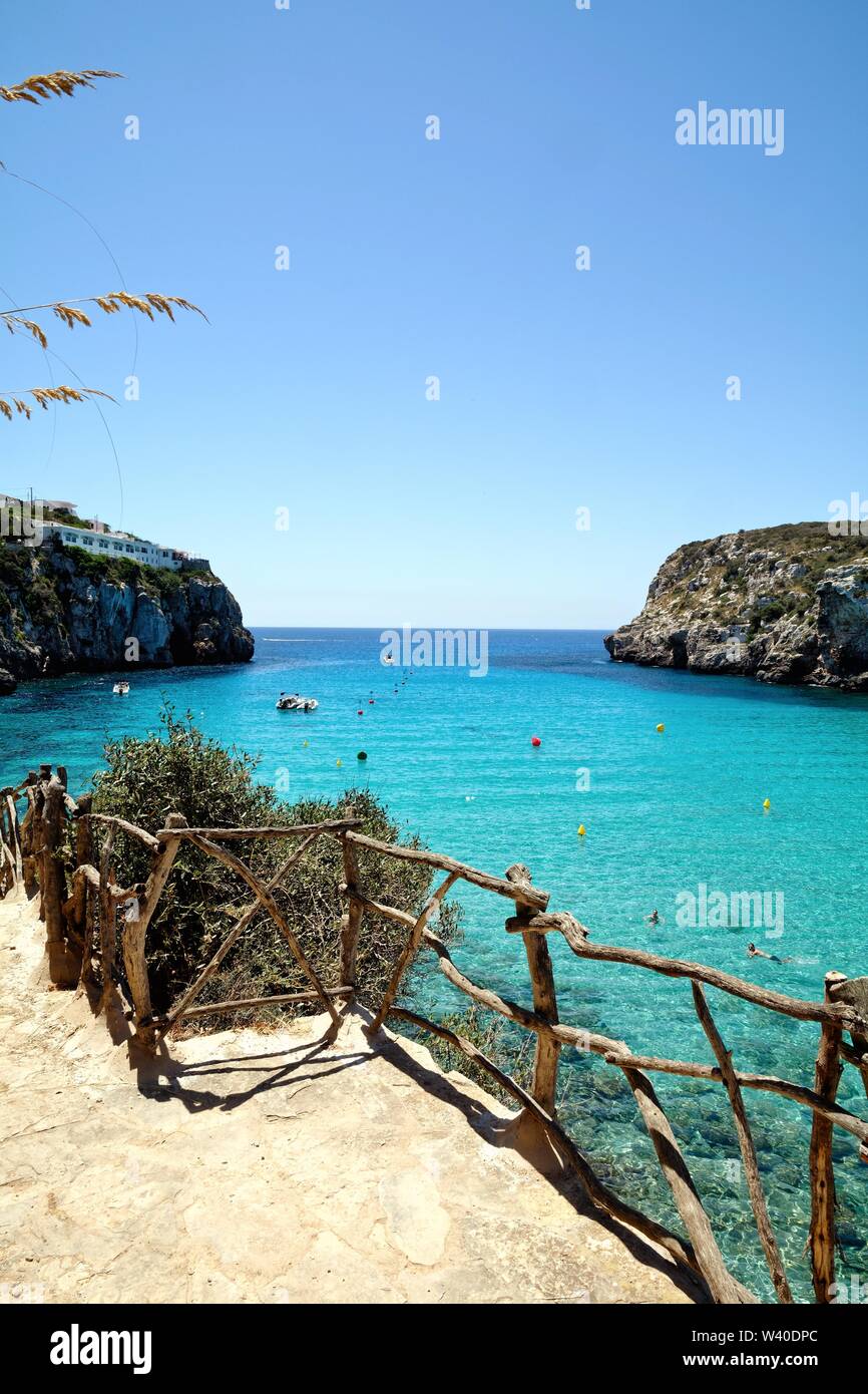 Die Bucht von Cala en Porter an einem heissen Sommertag, Menorca Balearen Spanien Europa Stockfoto