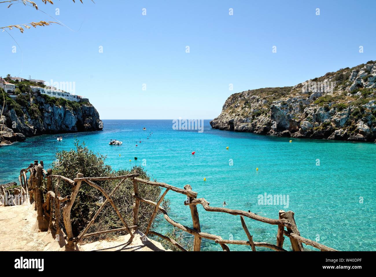 Die Bucht von Cala en Porter an einem heissen Sommertag, Menorca Balearen Spanien Europa Stockfoto