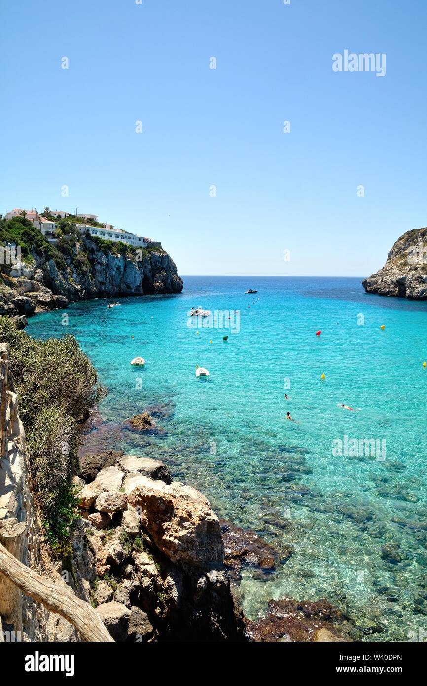 Die Bucht von Cala en Porter an einem heissen Sommertag, Menorca Balearen Spanien Europa Stockfoto