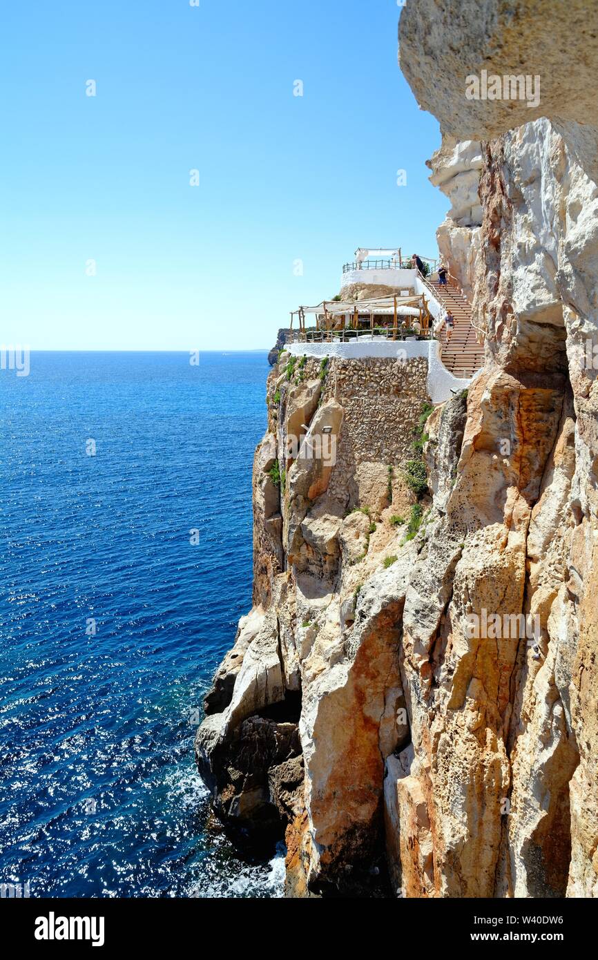 Die natürlichen Höhlen und Höhlen an den Klippen der Balearen von Xoroi Cala en Porter Minorca Spanien Europa Stockfoto