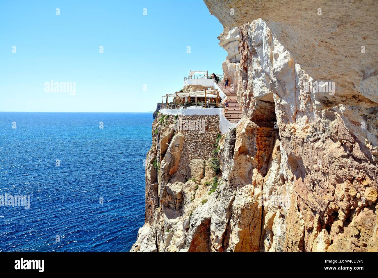 Die natürliche und die Klippe Höhlen von xoroi Cala en Porter Menorca Balearen Spanien Europa Stockfoto