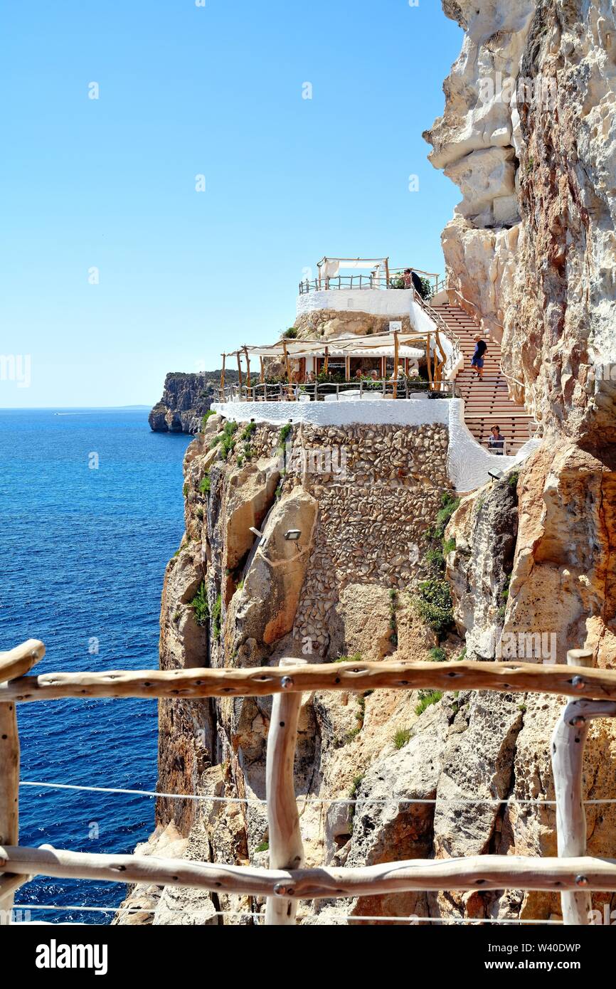 Die natürliche und die Klippe Höhlen von xoroi Cala en Porter Menorca Balearen Spanien Europa Stockfoto