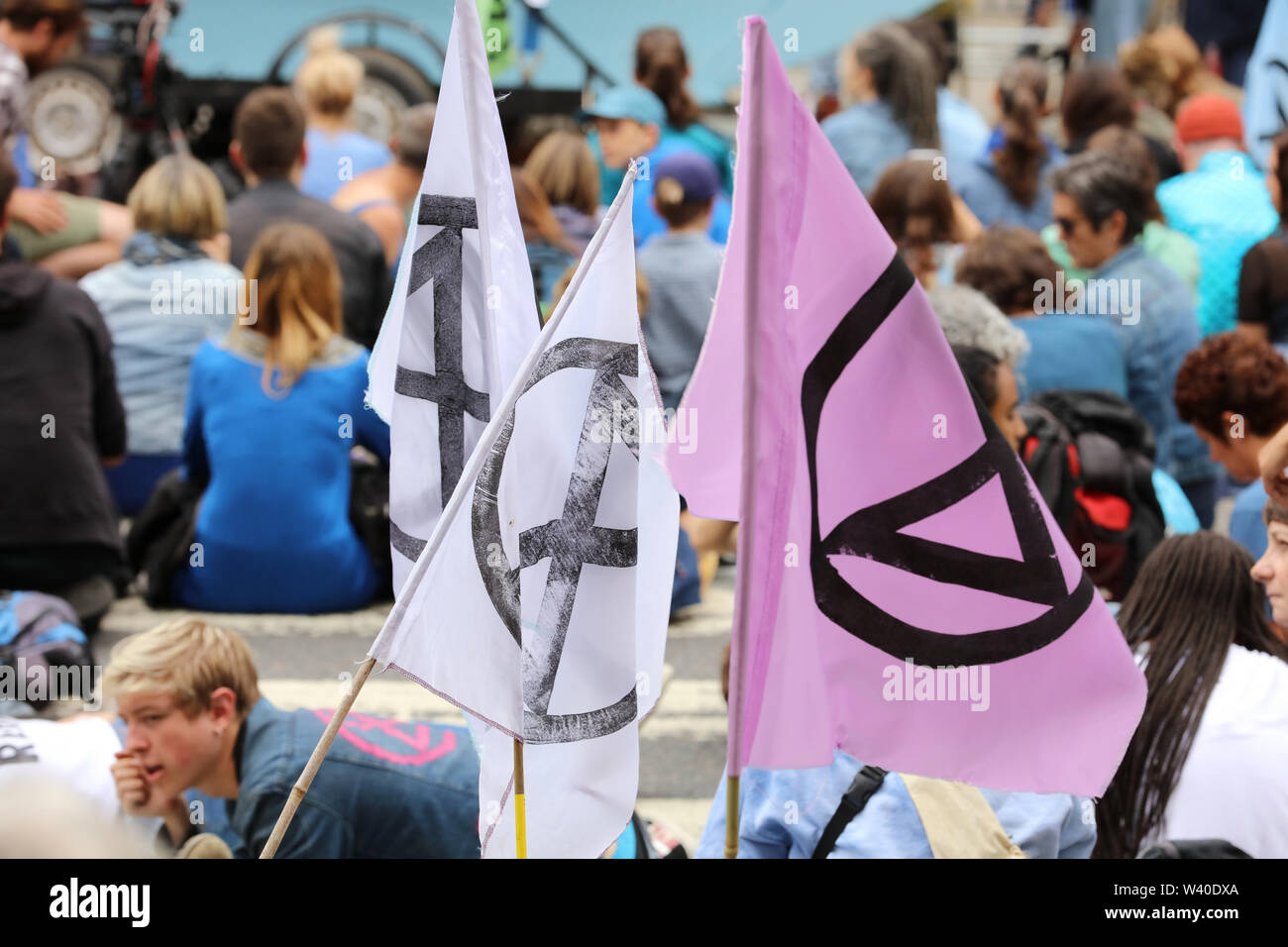 London, Großbritannien. 15. Juli 2019. Aussterben Rebellion Aktivisten auf Protest des Climate Action Group vor dem königlichen Gerichten auf dem Strand, London. Credit: Joe Kuis/Alamy Nachrichten Stockfoto