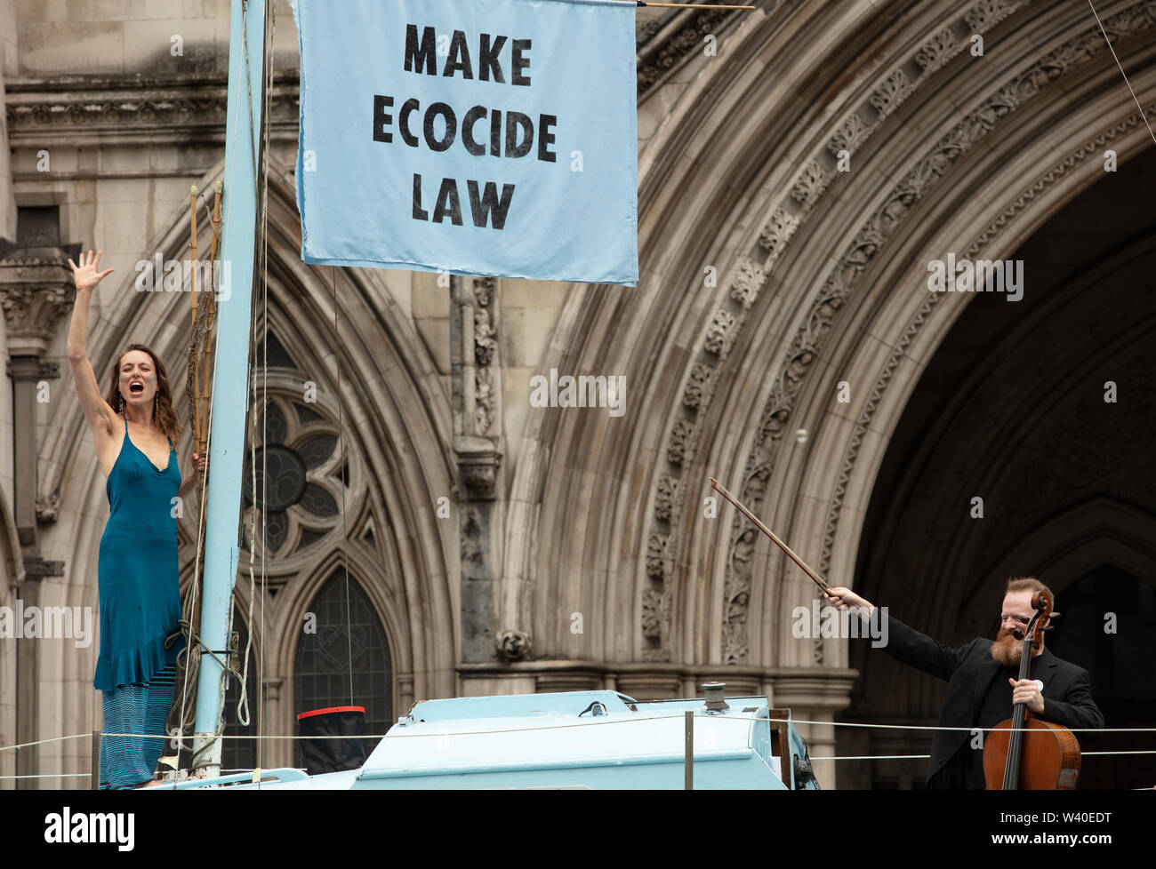 London, Großbritannien. 15. Juli 2019. Aussterben Rebellion Aktivist Musiker im Protest des Climate Action Group vor dem königlichen Gerichten auf dem Strand, London. Credit: Joe Kuis/Alamy Nachrichten Stockfoto