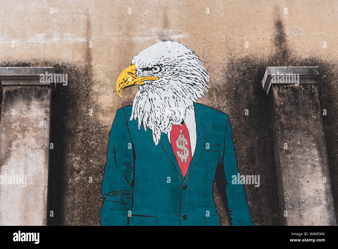 Malte Adler im Anzug auf der Hausfassade Stockfoto