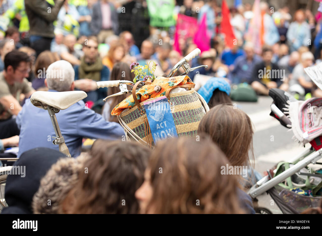 London, Großbritannien. 15. Juli 2019. Aussterben Rebellion Aktivist am Protest des Climate Action Group vor dem königlichen Gerichten auf dem Strand, London. Credit: Joe Kuis/Alamy Nachrichten Stockfoto