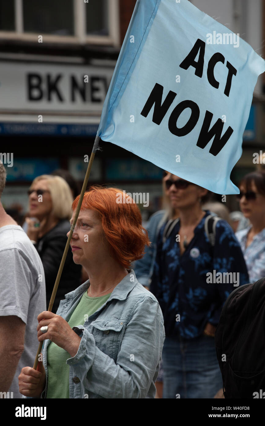 London, Großbritannien. 15. Juli 2019. Das Aussterben Rebellion Klimaschutz Protest vor dem königlichen Gerichten auf dem Strand, London. Credit: Joe Kuis/Alamy Nachrichten Stockfoto