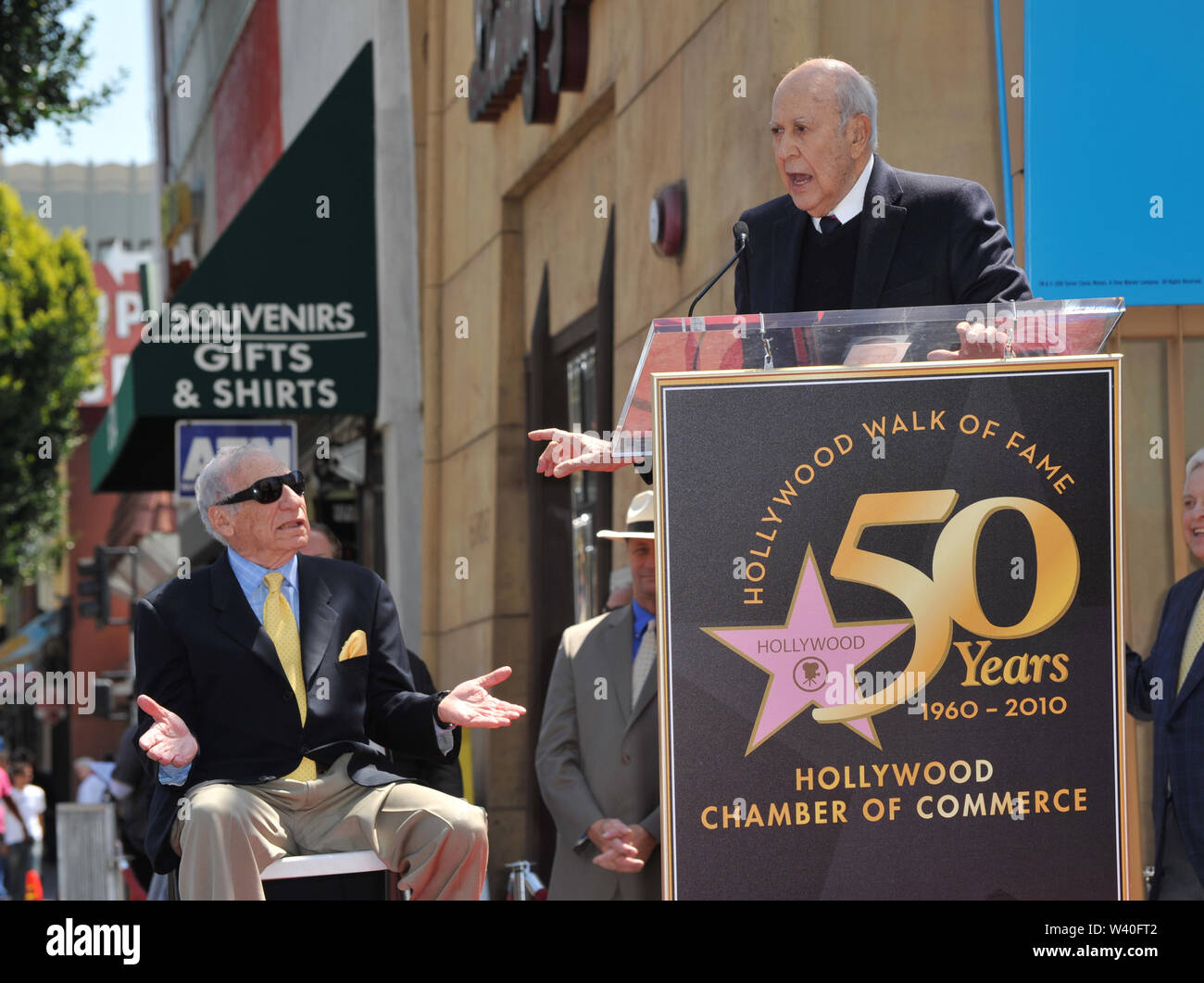 LOS ANGELES, Ca. April 24, 2010: Mel Brooks & Carl Reiner (rechts) auf dem Hollywood Boulevard, wo Bäche mit einem Stern auf dem Hollywood Walk of Fame geehrt wurde. © 2010 Paul Smith/Featureflash Stockfoto