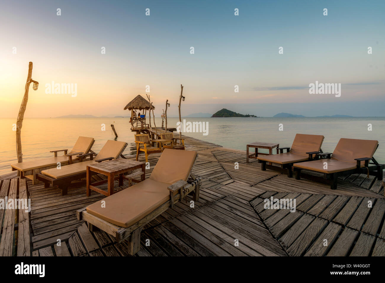 Perfekte Sommer tropisches Paradies Strand mit Liegestühlen im Resort in Phuket, Thailand. Ferienhäuser Urlaub und Reisen Konzept. Stockfoto