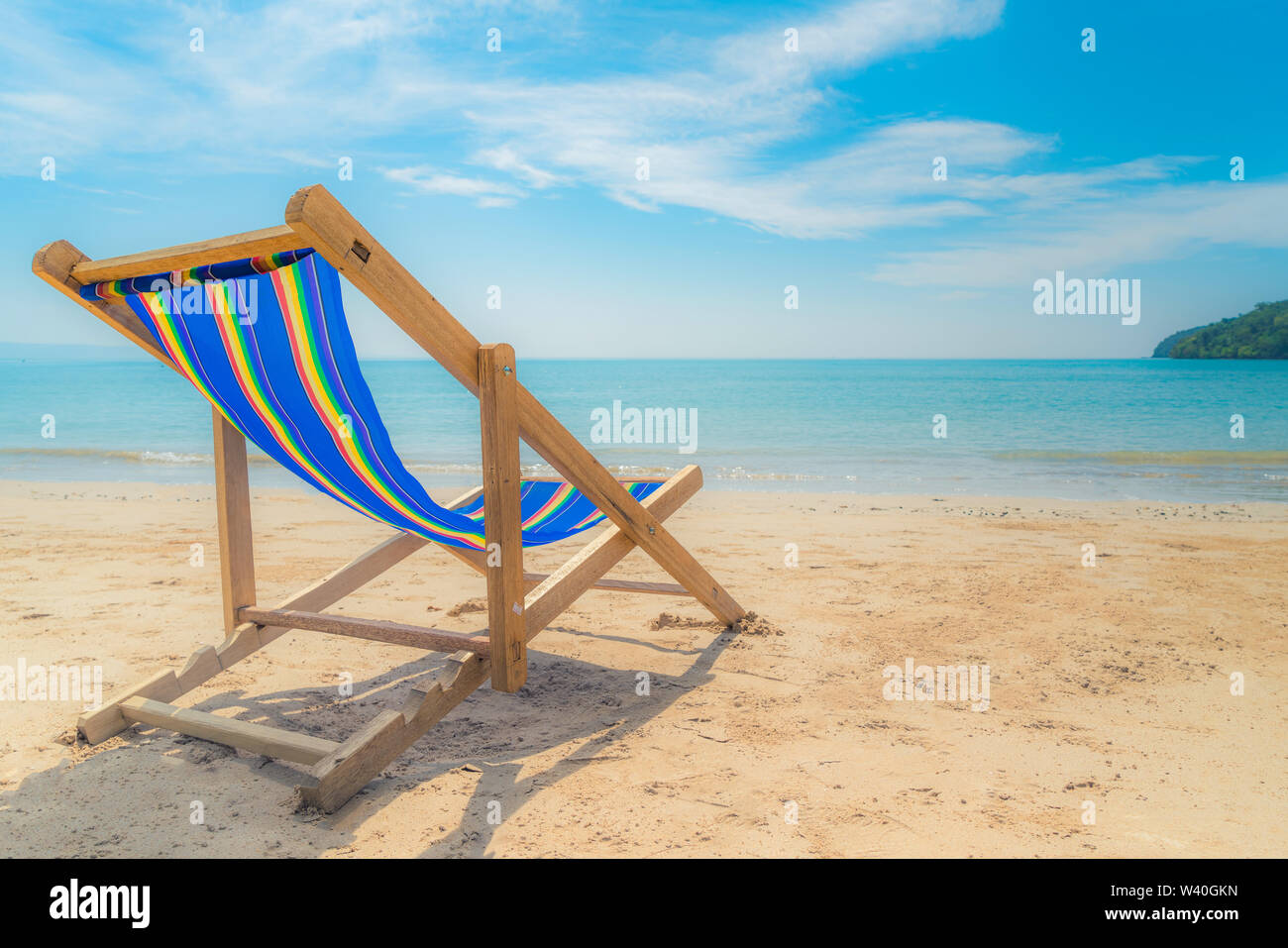 Ein liegen auf dem weißen Sand mit blauem Himmel und Sommer Meer Hintergrund. Sommer, Ferien, Reisen und Urlaub. Stockfoto Ein liegen auf dem weißen Sand mit blauem Himmel und Sommer Meer Hintergrund. Sommer, Ferien, Reisen und Urlaub. Stockfoto