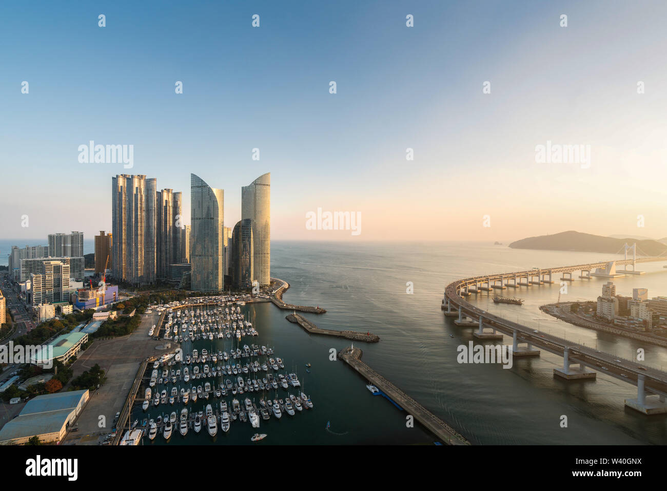 Busan City Skyline Blick in Haeundae, gwangalli Strand mit yacht Pier in Busan, Südkorea. Stockfoto