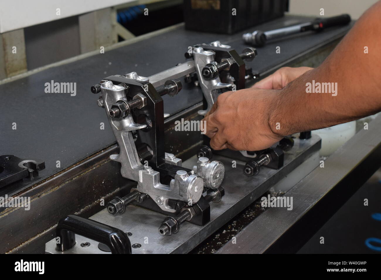 Vorbereitung der Teile von Airbrush und Spritzpistole für CNC-Drehbearbeitung. Teile für CNC-Maschine. Stockfoto