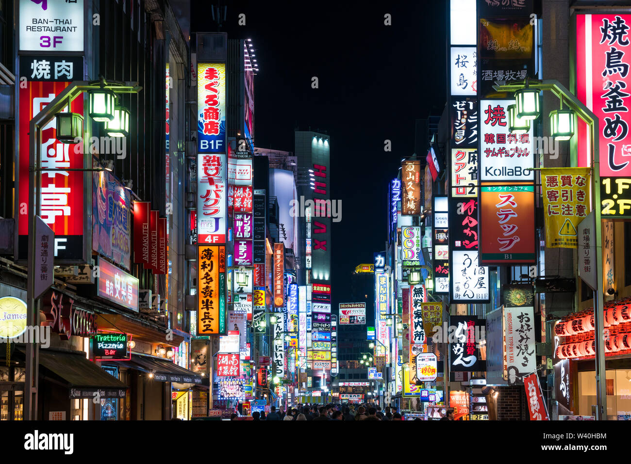 Tokyo, Japan - 3. April 2017: Nachtleben in Shinjuku. Shinjuku ist einer der Tokioter Geschäftsviertel mit vielen internationale Firmenhauptsitze loc Stockfoto
