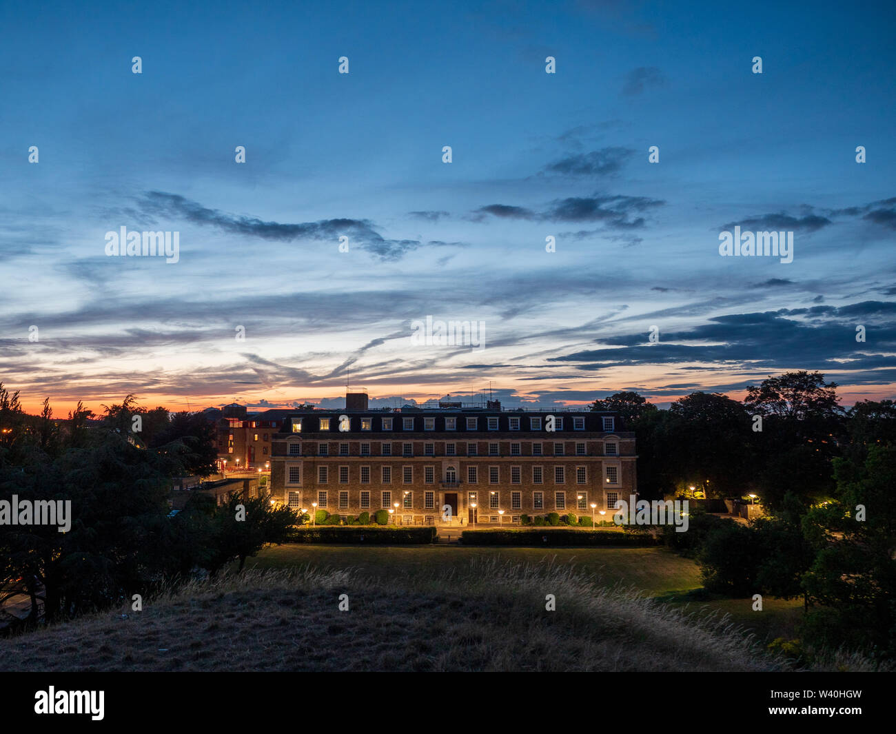 Shire Hall, Cambridge bei Sonnenuntergang von der Oberseite des Castle Hill. Der aktuelle Sitz von Cambridgeshire County Council. Stockfoto