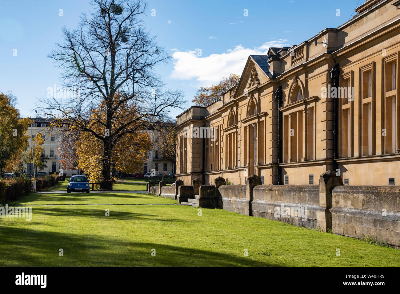 Seitenansicht des Cheltenham Town Hall, Cheltenham, Großbritannien Stockfoto