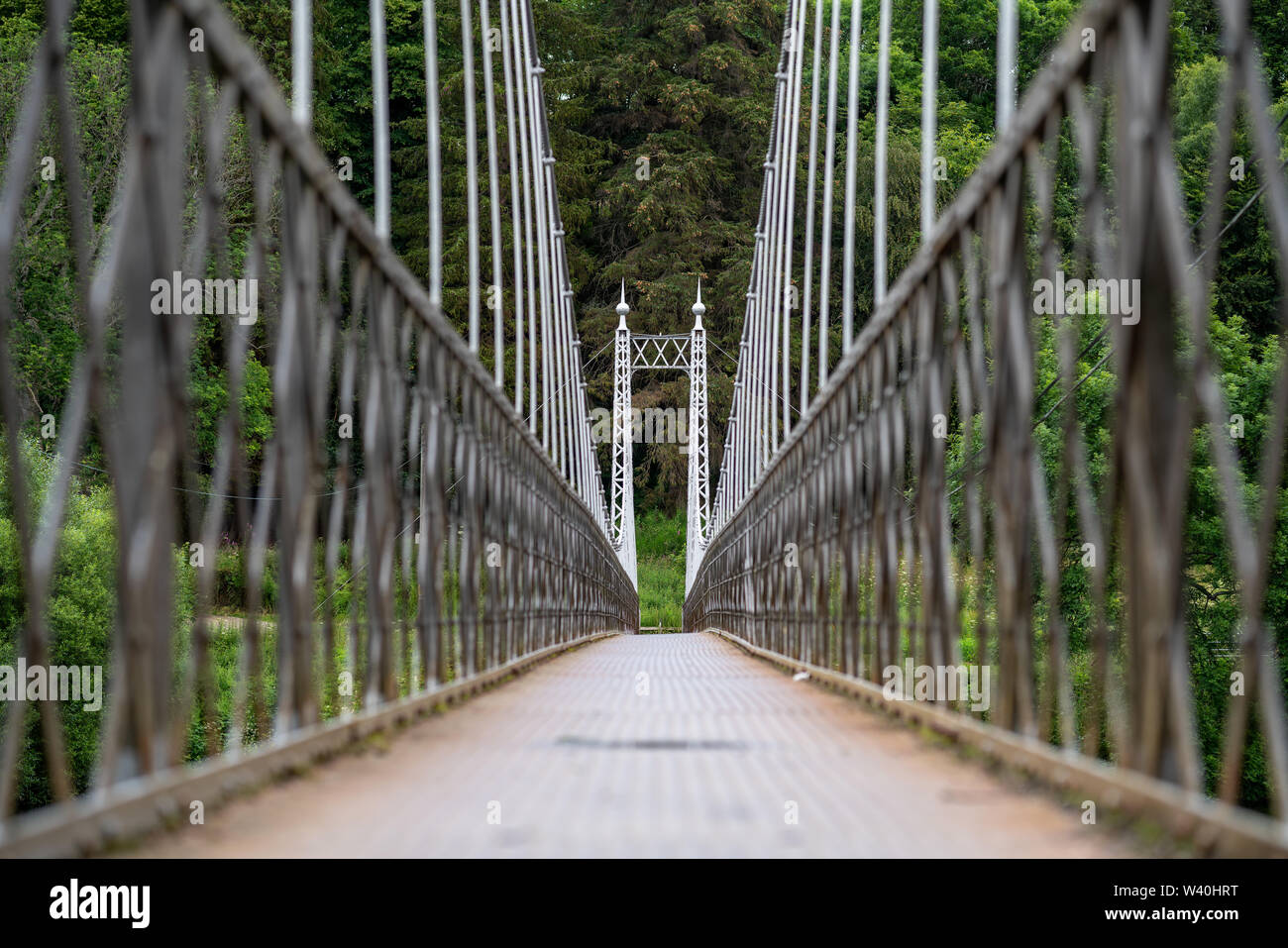 18. Juli 2019. Aberlour, Moray, Schottland, Großbritannien. Die Half Penny Bridge über den River Spey bei Aberlour. Stockfoto