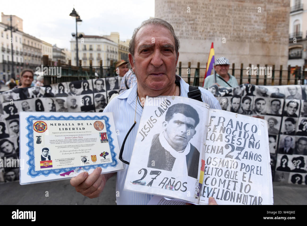 Eine Demonstrantin hält ein Bild von seinem Vater vermisst während der spanischen Diktatur unter Francisco Franco (1936-1975). Zeitgleich mit dem 83. Jahrestag des Spanischen Bürgerkriegs Anfang, Hunderte von Menschen in Madrid versammelt, um gegen die Immunität für die Verbrechen während der Diktatur von Francisco Franco begangen zu protestieren, und Gerechtigkeit für die Opfer und Angehörigen zu verlangen. Sie fordern auch die Exhumierung von Franco aus Tal der Gefallenen. Stockfoto