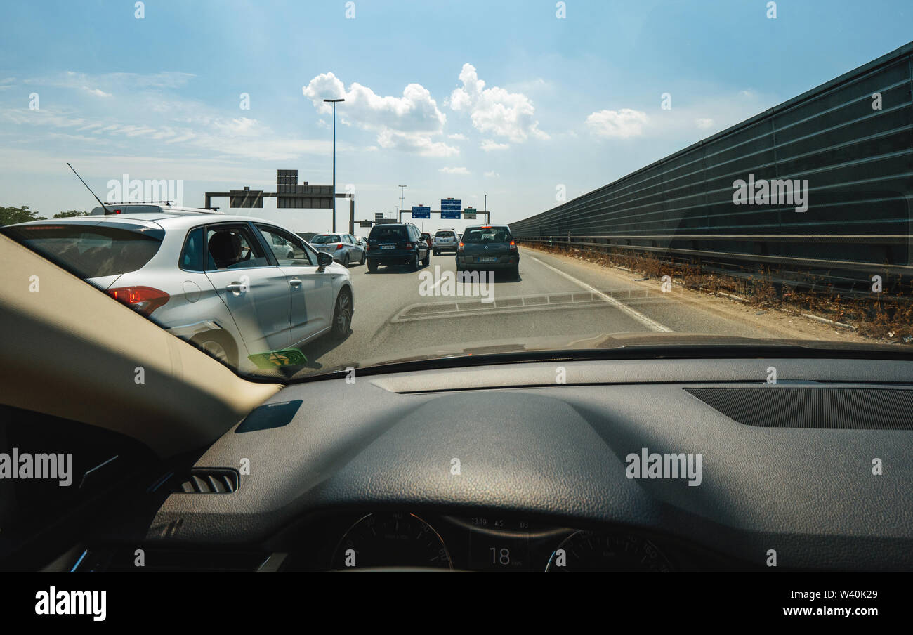 Paris, Frankreich, 15.Juli 2018: Fahrer POV persönliche Perspektive und die vorderen fahren Renault Auto im Stau Verlassen der Fahrspur des Boulevard Périphérique in Paris, Frankreich Stockfoto