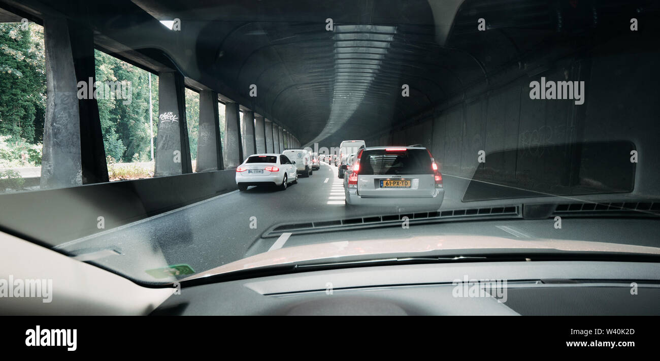 Paris, Frankreich, 15.Juli 2018: Breite Bild POV persönliche Perspektive und die vorderen fahren Volvo V 70 Auto im Stau aus dem Tunnel herausfahren des Boulevard Périphérique in Paris, Frankreich Stockfoto