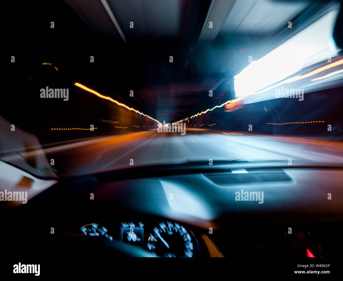 Defokussierten Fahrer persönliche Perspektive der Sicht POV vorne pendeln Pkw und leichte Wanderwege in langen Tunnel Sicherheit Sicherheitskonzept Stockfoto