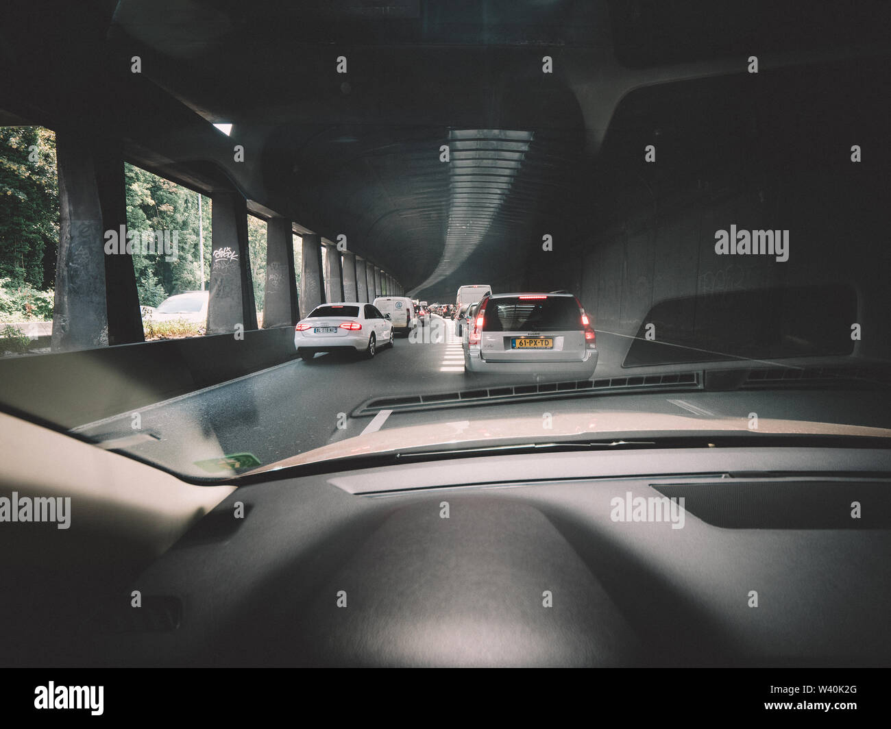 Paris, Frankreich, 15.Juli 2018: Fahrer POV persönliche Perspektive und die vorderen fahren Volvo V 70 Auto im Stau aus dem Tunnel herausfahren des Boulevard Périphérique in Paris, Frankreich Stockfoto