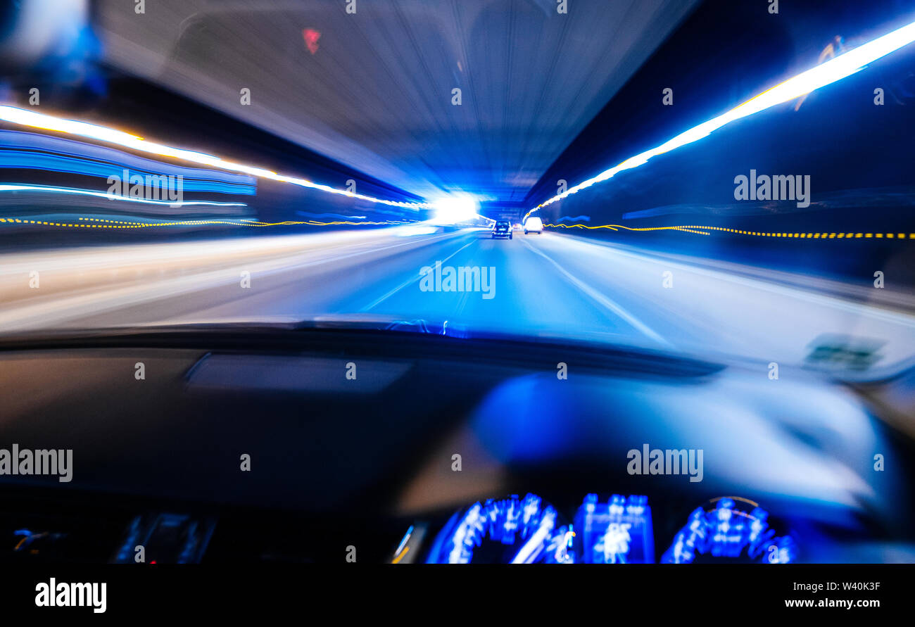 Defokussierten Fahrer persönliche Perspektive der Sicht POV vorne pendeln Pkw und leichte Wanderwege in langen Tunnel Sicherheit Sicherheitskonzept - blaue Farbe Stockfoto