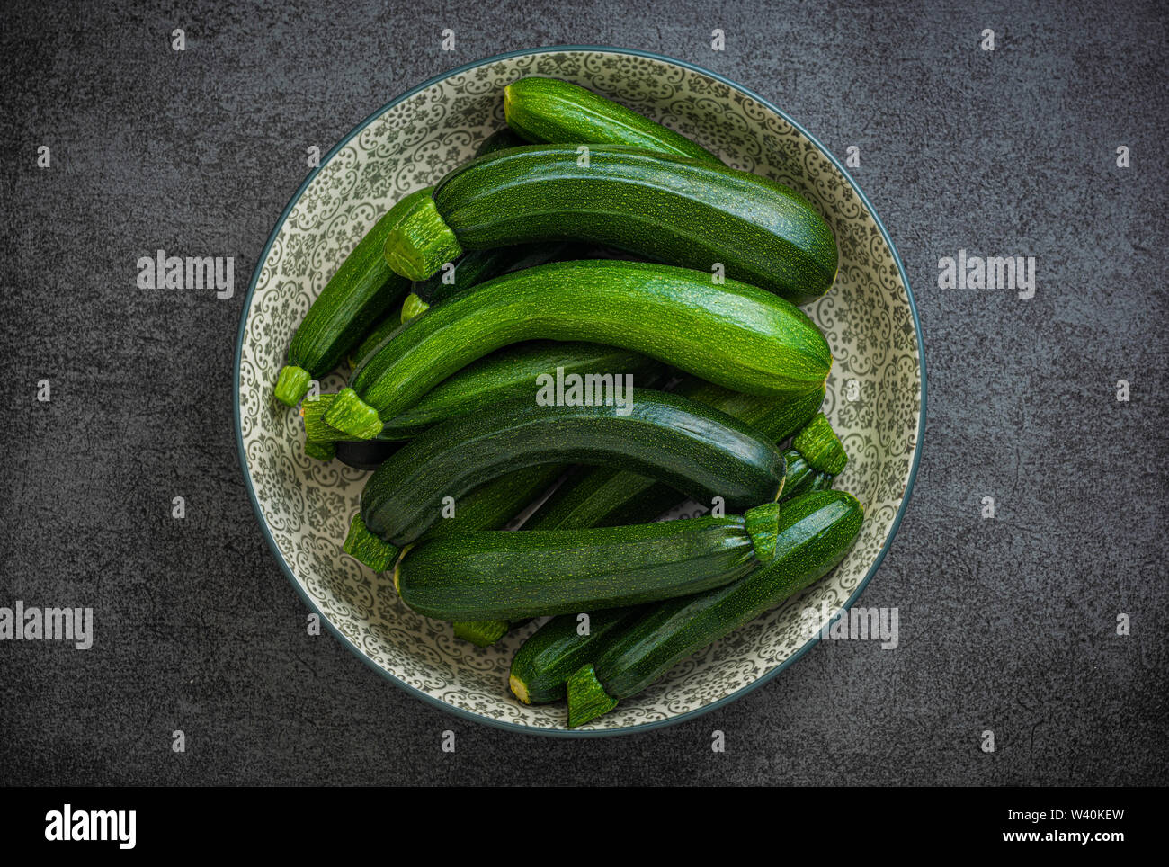 Schüssel grünem Zucchini in verschiedenen Größen Stockfoto