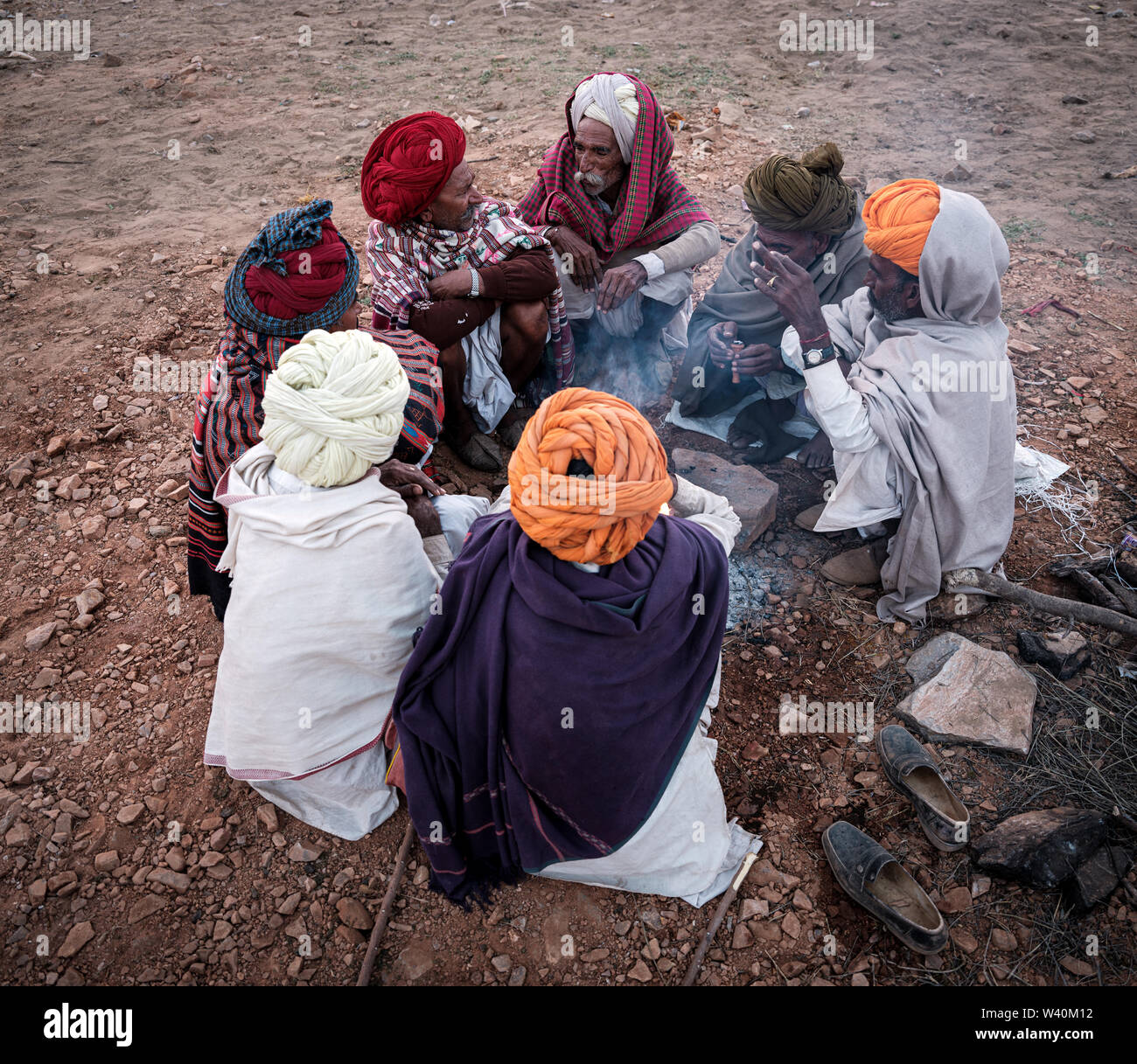 PUSHKAR, INDIEN - ca. November 2018: die Gruppe der kamelhirten am Pushkar Camel Fair zu plaudern. Es ist einer der größten Kamel der Welt messen. Neben f Stockfoto