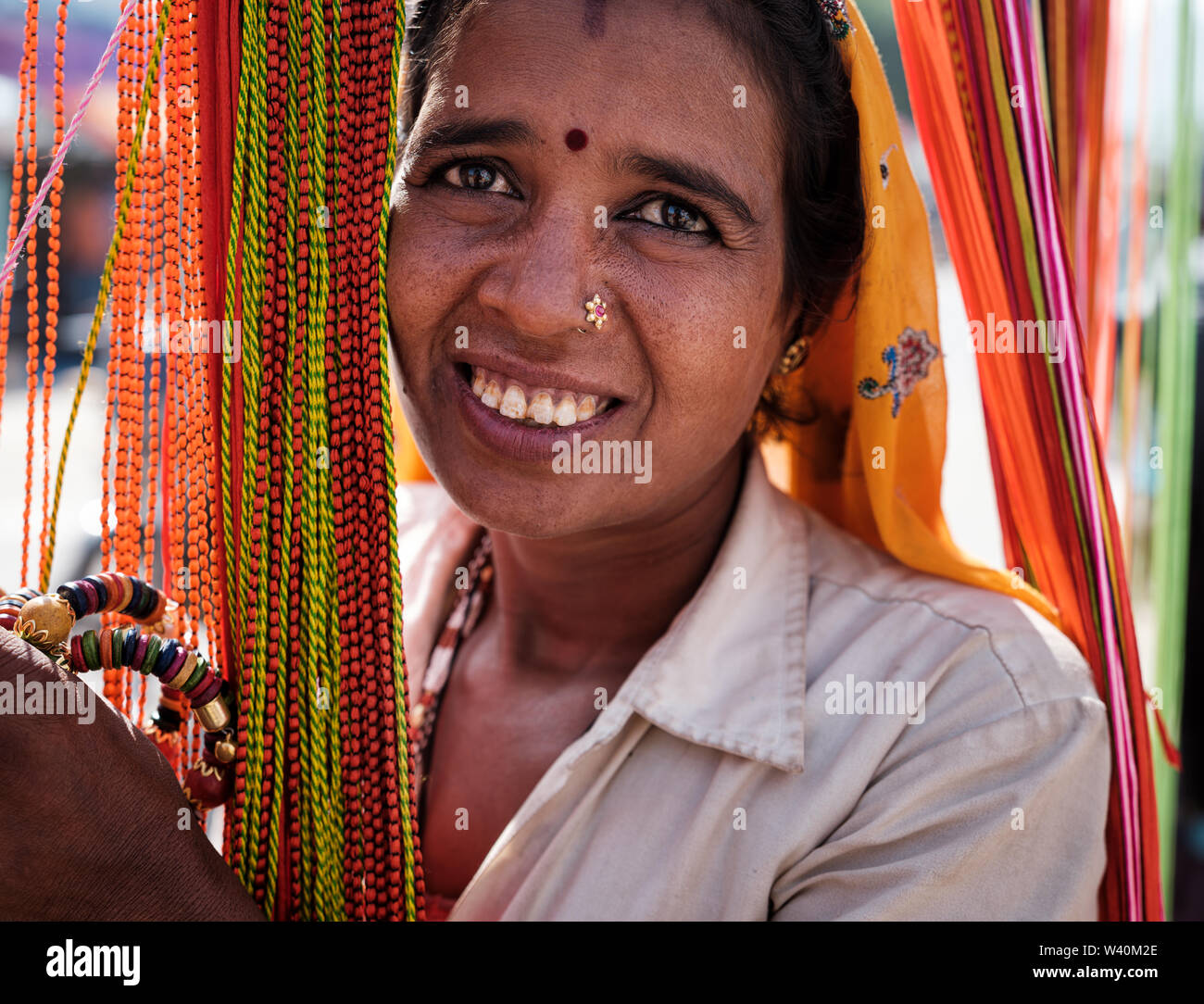 PUSHKAR, INDIEN - ca. November 2018: Indische Frau Verkauf Bracelets an den Pushkar Kamel Messe. Es ist einer der größten Kamel der Welt messen. Stockfoto