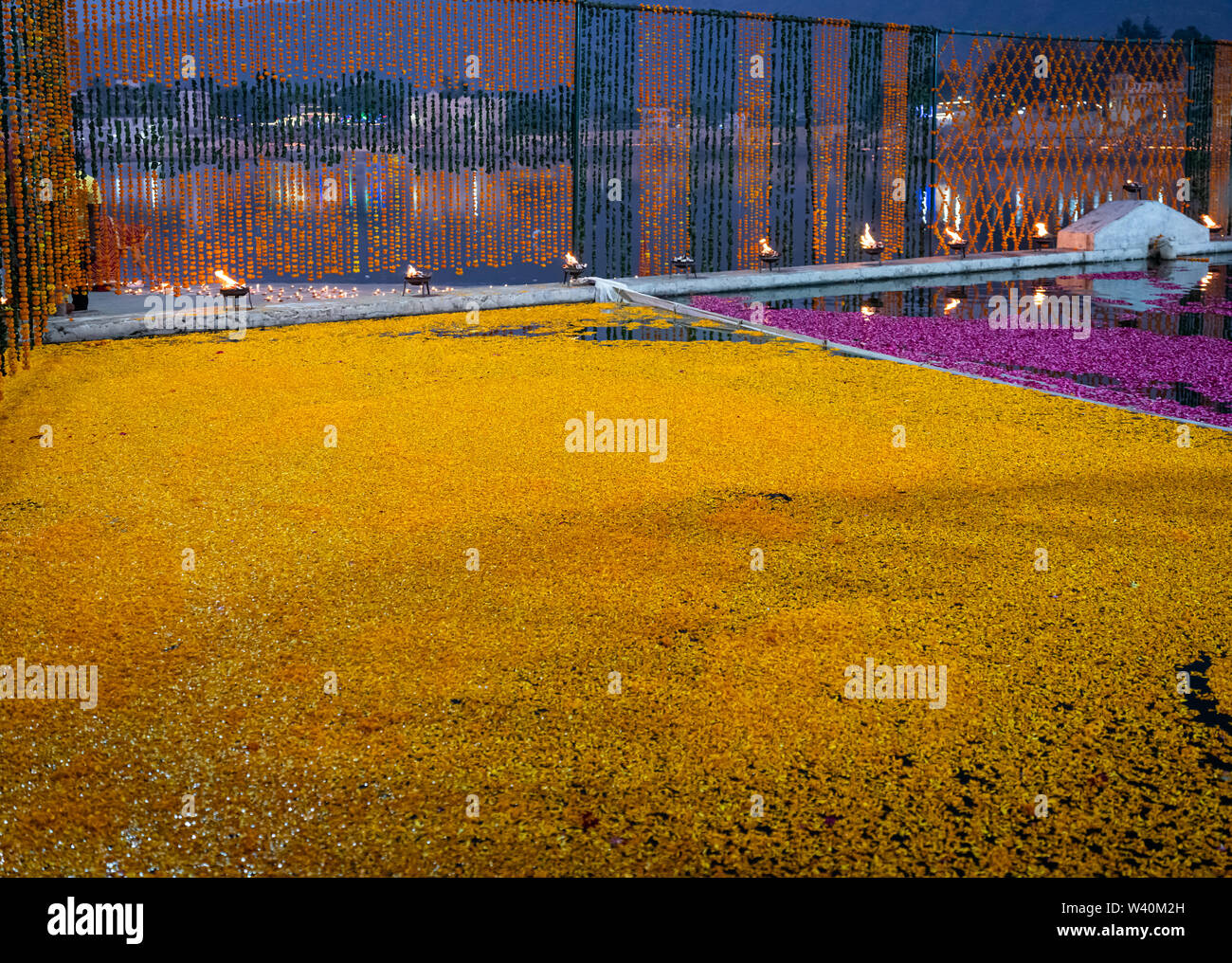 PUSHKAR, INDIEN - ca. November 2018: Dekorationen für Aarti ceremomy in Pushkar während der Kamel Messe. Es ist einer der größten Kamel der Welt messen. Ein Stockfoto
