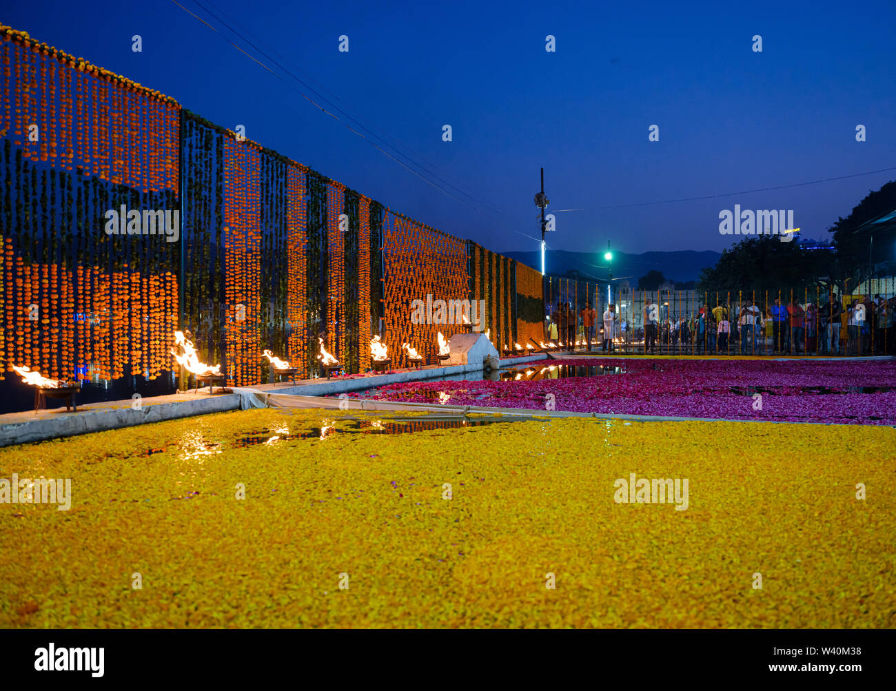 PUSHKAR, INDIEN - ca. November 2018: Dekorationen für Aarti ceremomy in Pushkar während der Kamel Messe. Es ist einer der größten Kamel der Welt messen. Ein Stockfoto