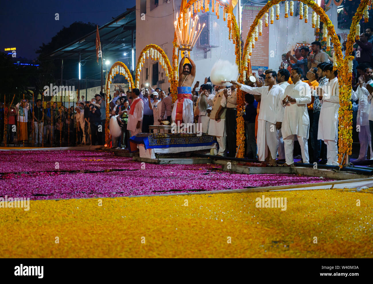 PUSHKAR, INDIEN - ca. November 2018: Aarti ceremomy in Pushkar während der Kamel Messe. Es ist einer der größten Kamel der Welt messen. Abgesehen von der Bu Stockfoto