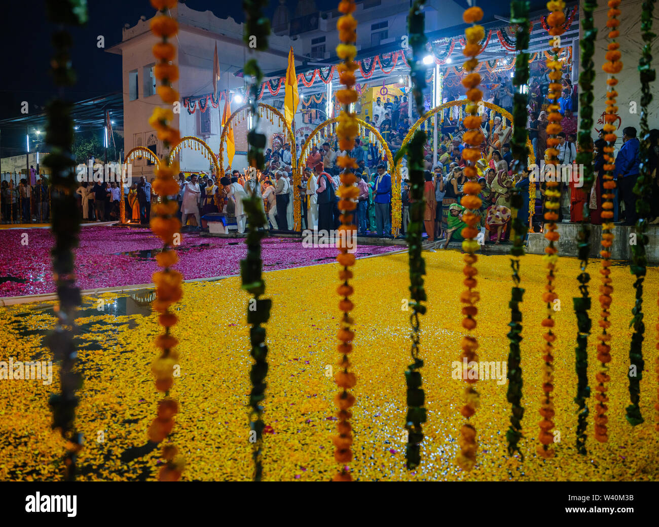 PUSHKAR, INDIEN - ca. November 2018: Aarti ceremomy in Pushkar während der Kamel Messe. Es ist einer der größten Kamel der Welt messen. Abgesehen von der Bu Stockfoto